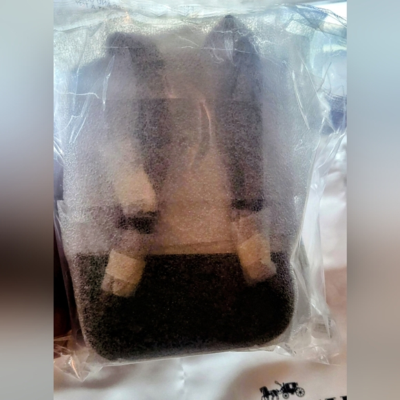 Coach Mini Court Backpack ๐๐จ๐ฅ๐ ๐๐ฎ๐ญ ๐๐๐ซ๐จ๐ฌ๐ฌ ๐๐จ๐๐๐ก ๐๐ญ๐จ๐ซ๐๐ฌ! - Picture 11 of 16